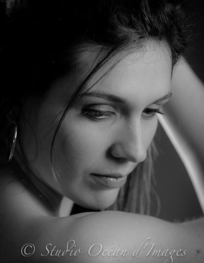 Portrait noir et blanc jeune femme photographe La Rochelle