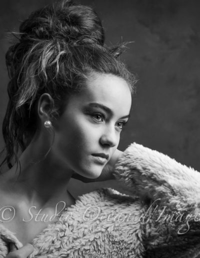 portrait Adolescente style glamour en noir et blanc studio La Rochelle Thierry Bouyer