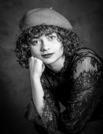 portrait jeune femme photo en noir et blanc