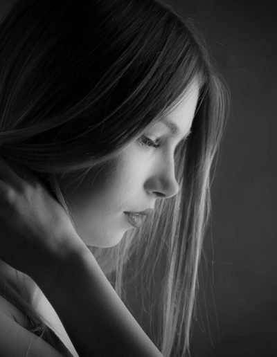 Portrait profil noir et blanc d'une femme photographe La Rochelle
