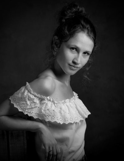 portrait d'une femme en noir et blanc photographe Thierry Bouyer Chatelaillon