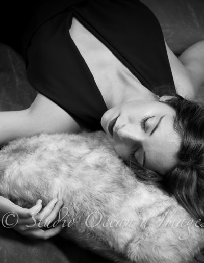 portrait glamour femme en noir et blanc photographe La Rochelle