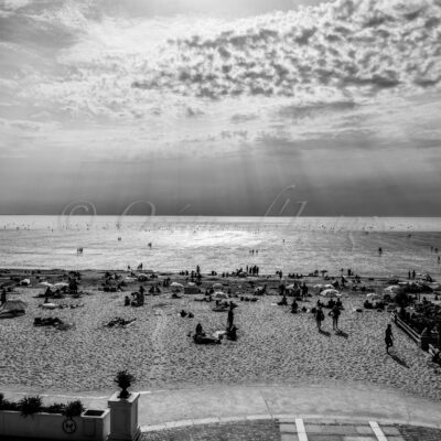 plage de Chatelaillon casino photo en noir et blanc