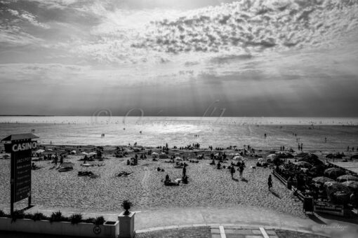 plage de Chatelaillon casino photo en noir et blanc