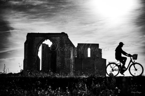photo noir et blanc abbaye des chateliers ile de ré Charente maritime