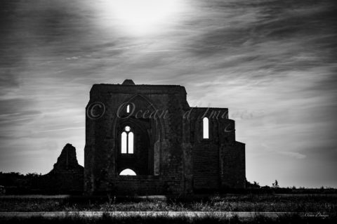 photo noir et blanc abbaye des chateliers ile de ré Charente maritime