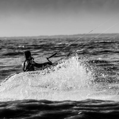 photo noir et blanc kite surf