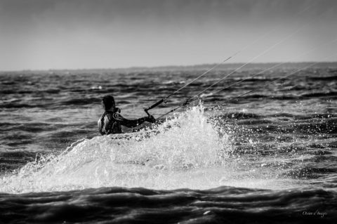 photo noir et blanc kite surf