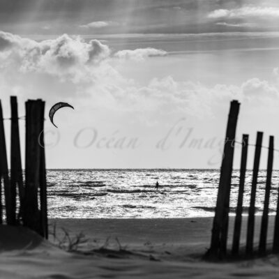 photo noir et blanc kite surf plage de Chatelaillon Charente maritime