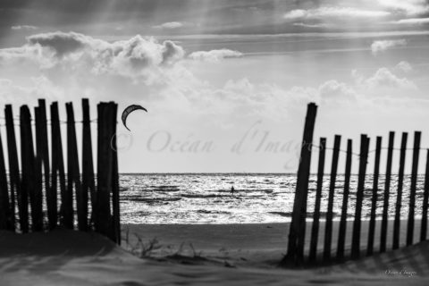photo noir et blanc kite surf plage de Chatelaillon Charente maritime