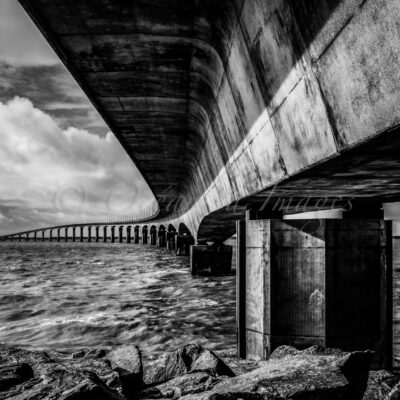 photo en noir et blanc du pont de l'ile de ré