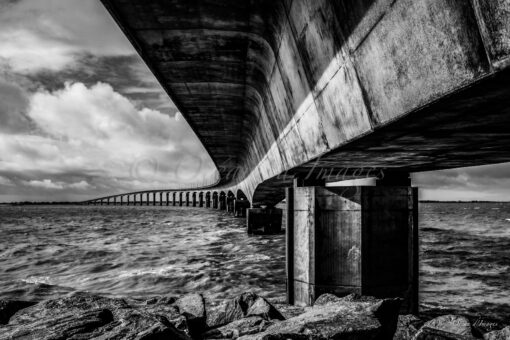 photo en noir et blanc du pont de l'ile de ré