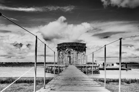 photo en noir et blanc de la fontaine royale de lupin Rochefort Charente Maritime