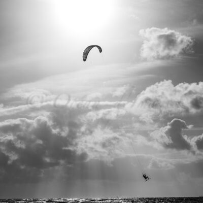 photo en noir et blanc kite surf Charente maritime