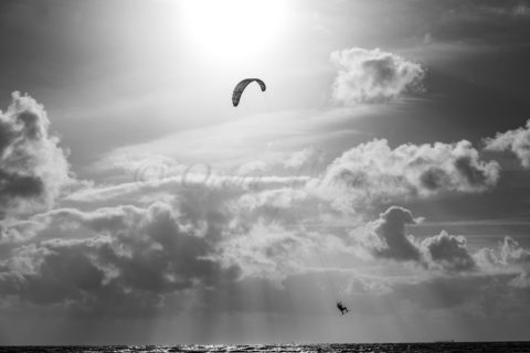 photo en noir et blanc kite surf Charente maritime