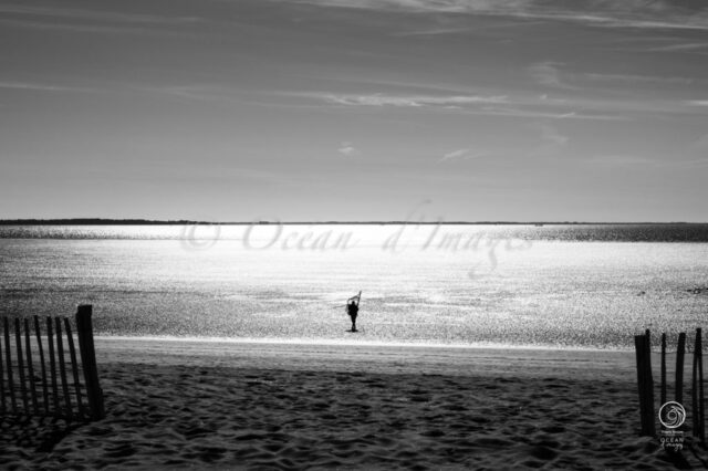 photo en noir et blanc d'un pêcheur en bord de mer plage de chatelaillon