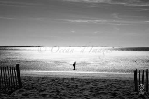 photo en noir et blanc d'un pêcheur en bord de mer plage de chatelaillon