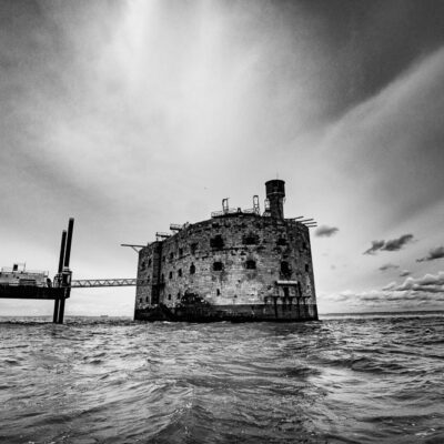 photo en noir et blanc fort Boyard