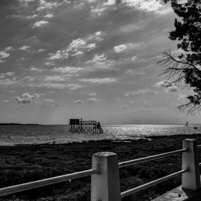 photo en noir et blanc d'un carrelet à Fourras en Charente Maritime