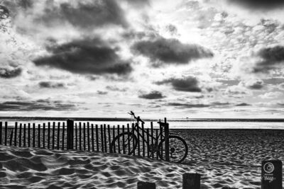 photo en noir et blanc vélo sur la plage