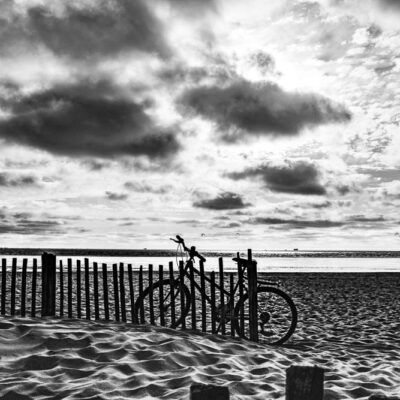 photo en noir et blanc vélo sur la plage