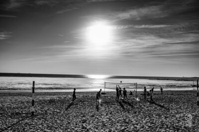photo en noir et blanc volley sur la plage