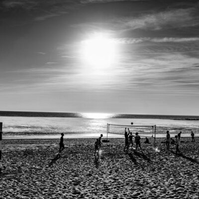 photo en noir et blanc volley sur la plage