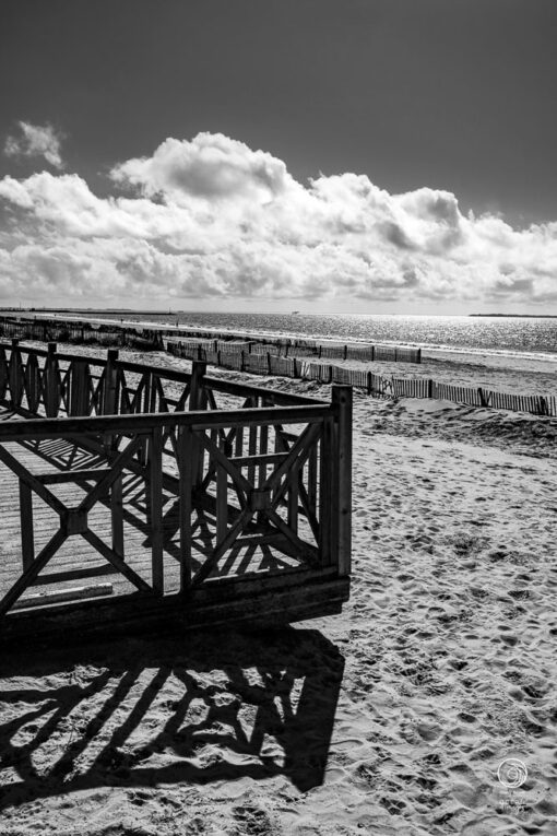 plage de Chatelaillon photo en noir et blanc