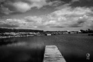 photo en noir et blanc ponton