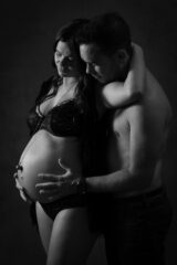 photo grossesse en noir et blanc